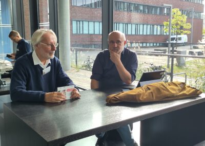 Am Rand der Tagung, Prof. Weiss im Gespräch mit Prof. Lesch. © T. Schoel